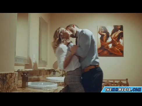 ❤️ Pamene blonde wabusty akunyengererani m'chimbudzi cha anthu onse Zolaula pa ife% ny.makesexnotwar.ru% ️❤